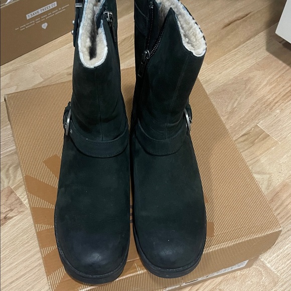 UGG Black Winter Boots with Shearling Lining - Picture 1 of 3